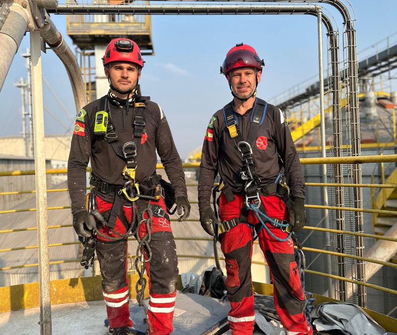 Equipe da PreVertical com equipamentos de acesso por cordas em área industrial